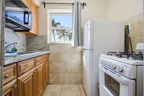 Habitación estándar, 2 camas de matrimonio, cocina, vistas al mar | Cocina privada | Frigorífico, microondas, cafetera o tetera y tostadora