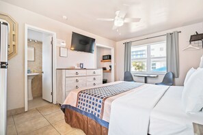 Estudio estándar, 1 cama de matrimonio grande, vistas al mar | Ropa de cama de alta calidad, escritorio, tabla de planchar con plancha