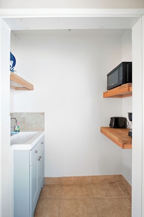 Standard Studio, 1 King Bed, Ocean View | Private kitchen