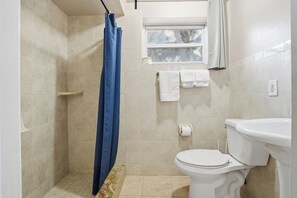 Habitación estándar, 2 camas de matrimonio, cocina, vistas parciales al mar | Baño | Ducha, artículos de higiene personal gratuitos y secador de pelo