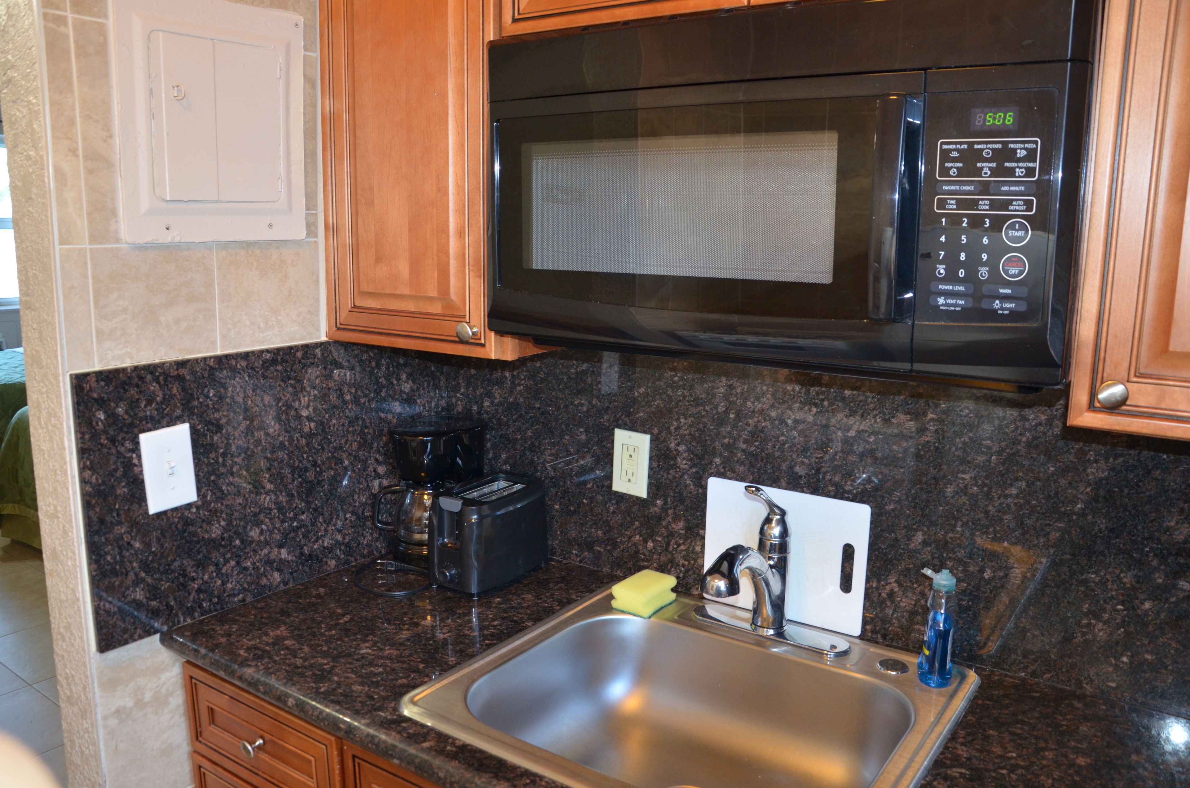 Refrigerador, microondas, cafetera/tetera, tostadora