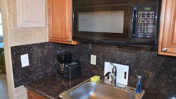 Refrigerador, microondas, cafetera/tetera, tostadora