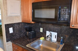 Refrigerador, microondas, cafetera/tetera, tostadora