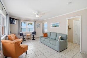 Ropa de cama de alta calidad y escritorio 