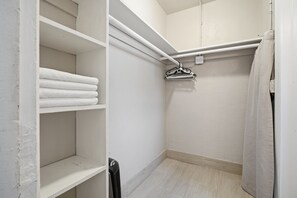 Standard Room, 2 Queen Beds, Kitchen, Ocean View | Premium bedding, desk, iron/ironing board, free WiFi - La Terrace Oceanfront (Hollywood)