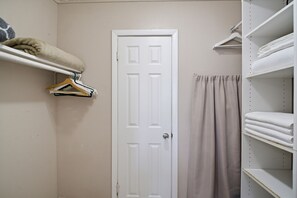 Suite Deluxe, 1 habitación, cocina, vistas al mar | Ropa de cama de alta calidad, escritorio, tabla de planchar con plancha