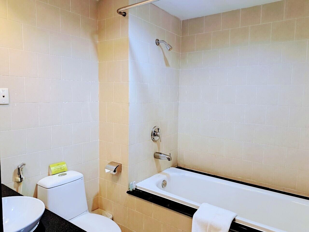 A bathroom with a toilet, sink, and bathtub.