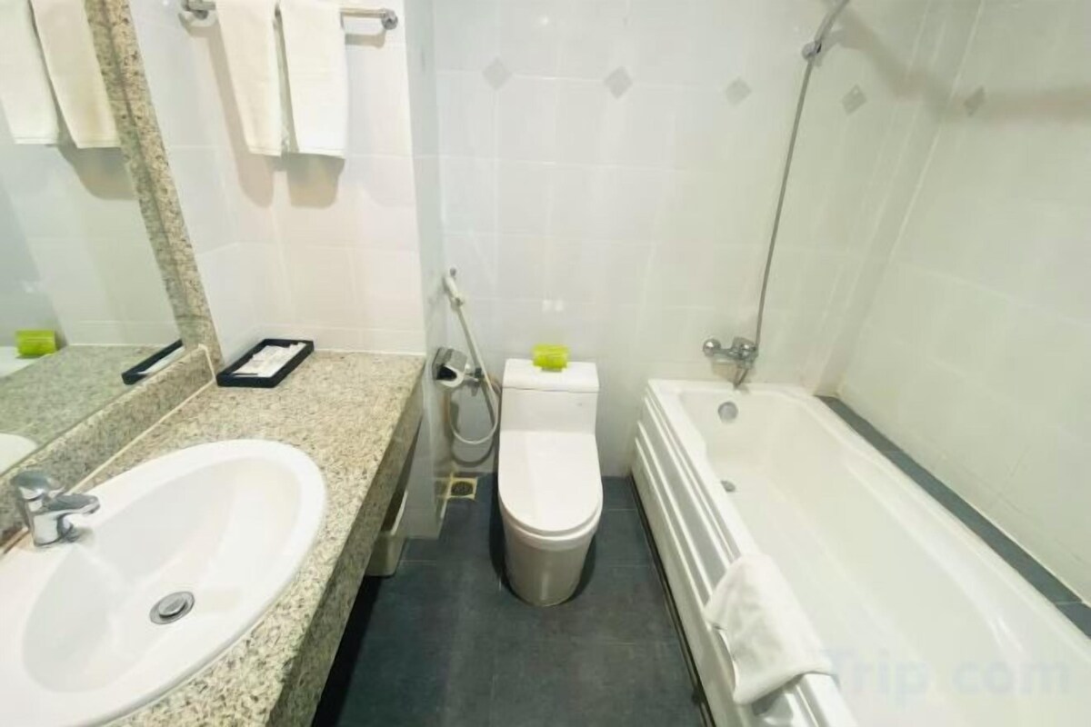 Baño | Ducha y bañera combinadas, secador de pelo, albornoces y zapatillas