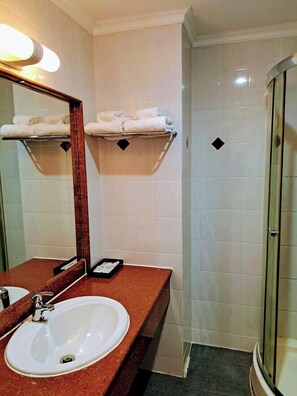 Deluxe Room, 1 Double or 2 Single Beds, City View | Bathroom - Liberty 2 Hotel (Ho Chi Minh City)