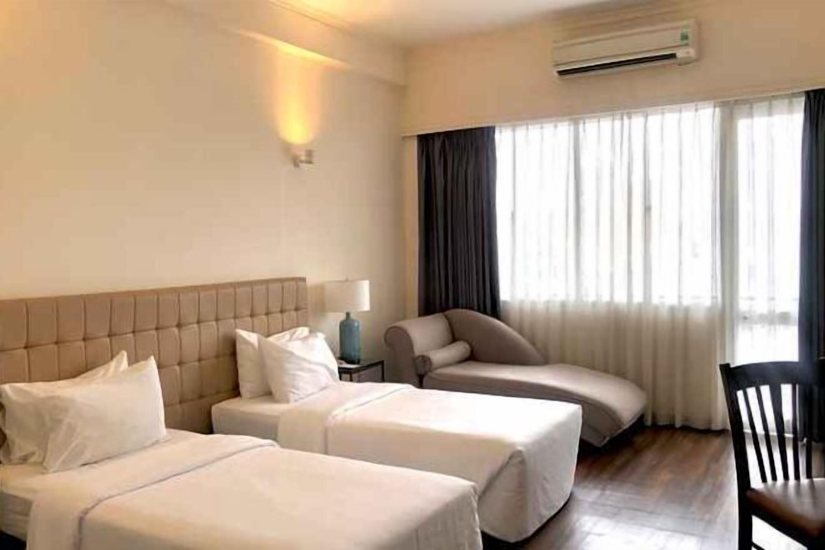 Minibar, caja de seguridad en la habitación y escritorio 