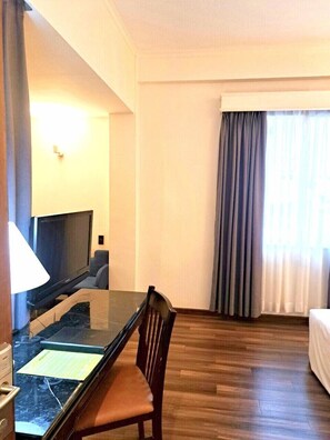 Minibar, in-room safe, desk, blackout curtains - Liberty 2 Hotel (Ho Chi Minh City)