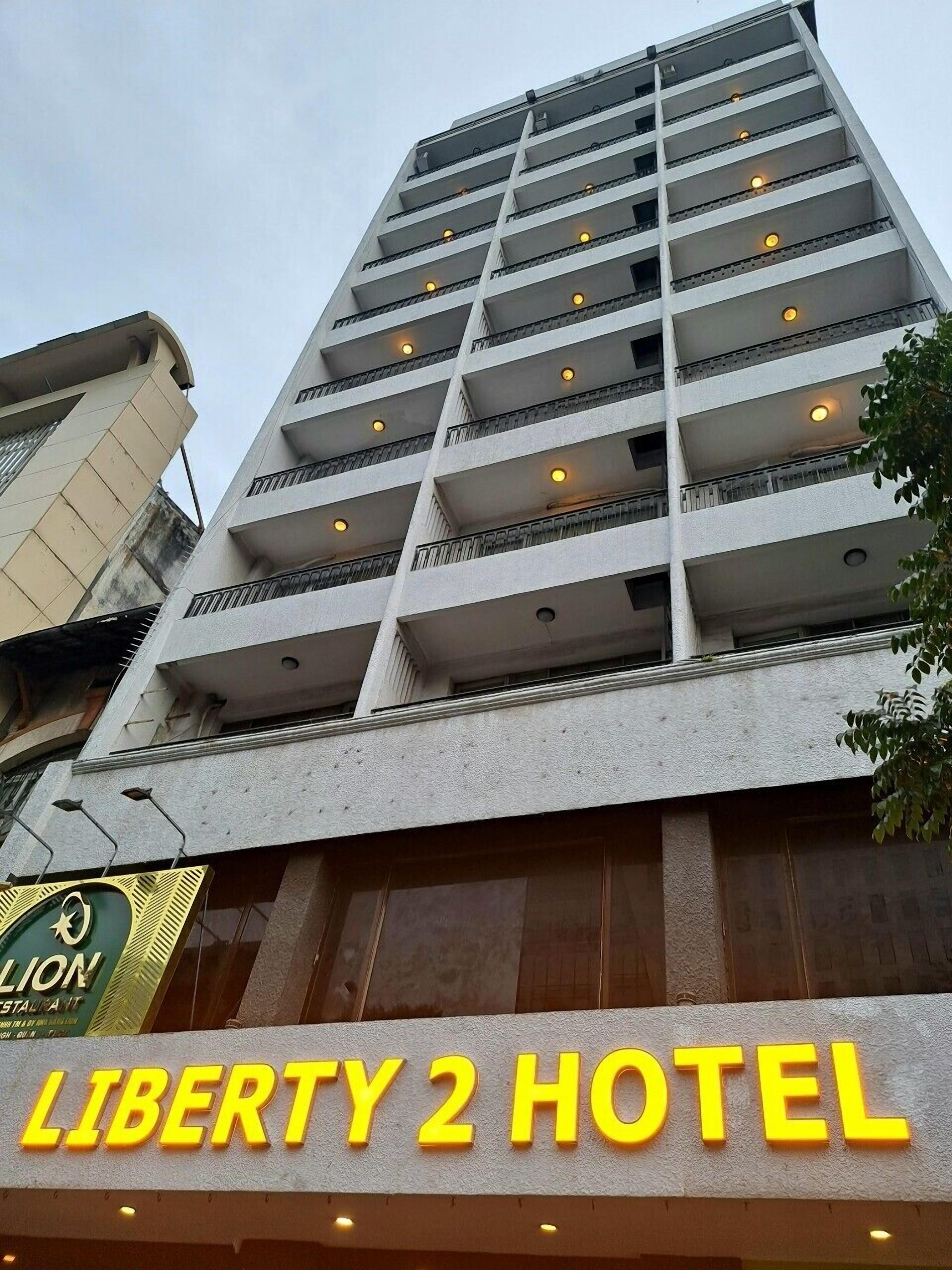 Un hotel de varios pisos con un cartel que dice 'Liberty 2 Hotel'.