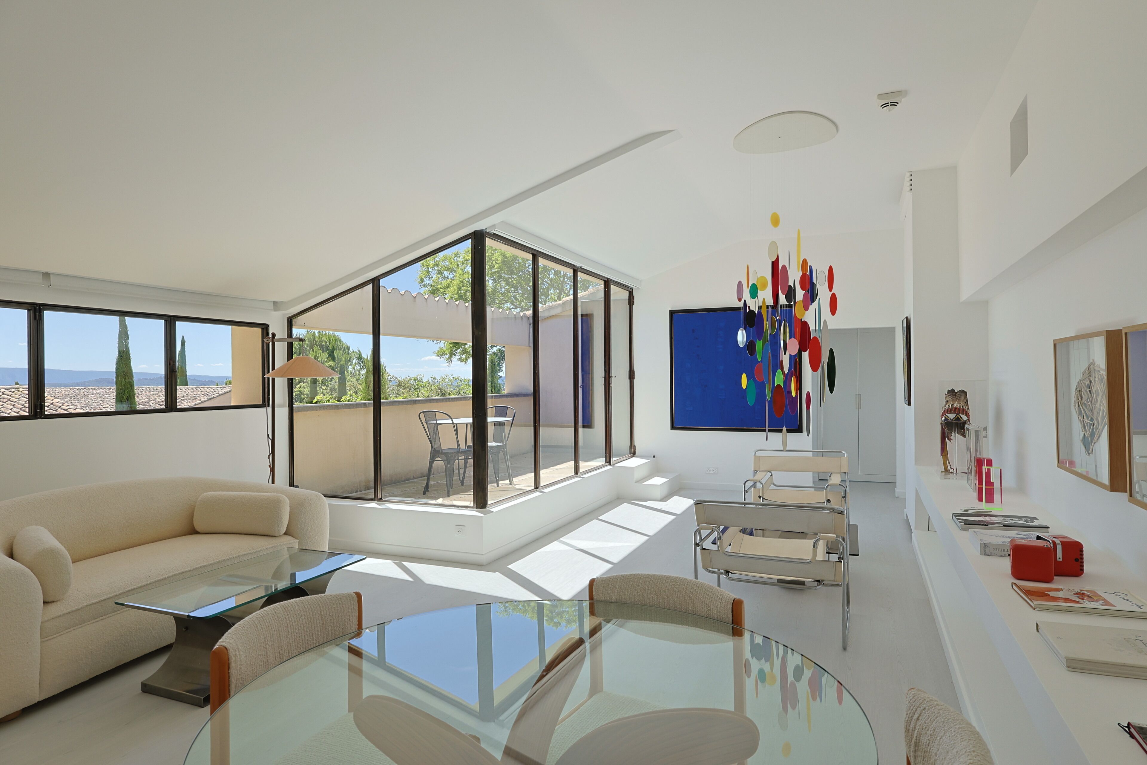 Deluxe Room | Living area | Flat-screen TV