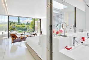 Suite Nature | Baño | Amenidades de baño gratuitas, secadora de cabello, batas, pantuflas 
