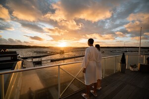 Couples treatment rooms, sauna, hot tub, steam room, hot springs