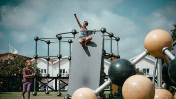 Zona de juegos infantil al aire libre