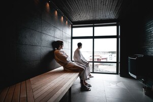 Salas de tratamiento para parejas, un sauna, una bañera de hidromasaje