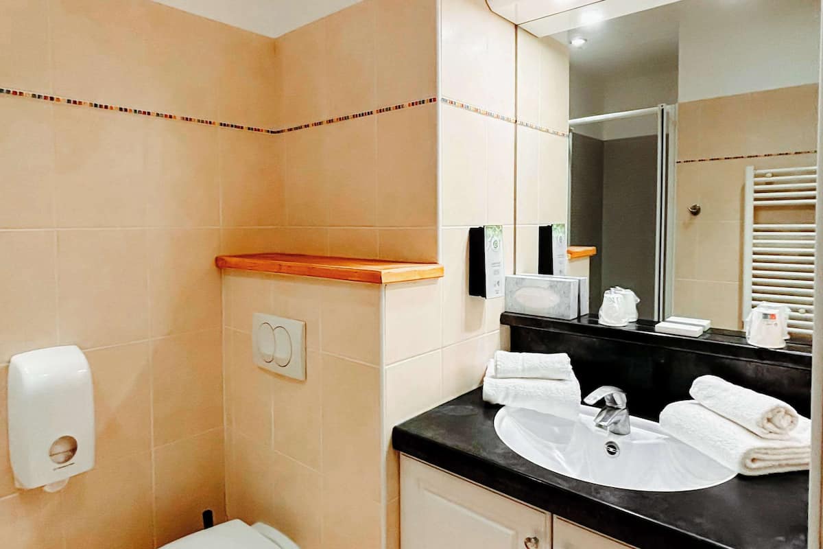 Standard Room | Accessible bathroom