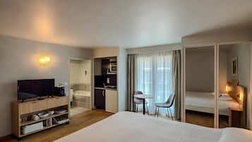 Deluxe Studio, 1 Queen Bed | Soundproofing, iron/ironing board, free WiFi, bed sheets