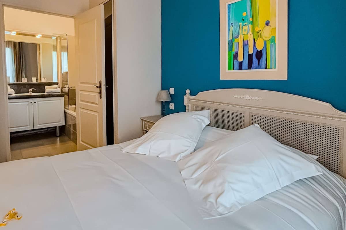 Apartment, 1 Queen Bed with Sofa bed | Soundproofing, iron/ironing board, free WiFi, bed sheets