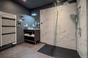 Estudio, 1 cama de matrimonio grande, vistas al jardín | Baño | Ducha, artículos de higiene personal ecológicos y secador de pelo