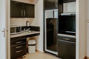 تجهيزات عازلة للصوت ومكواة/لوح كي وواي فاي مجانًا وملاءات أسرّة