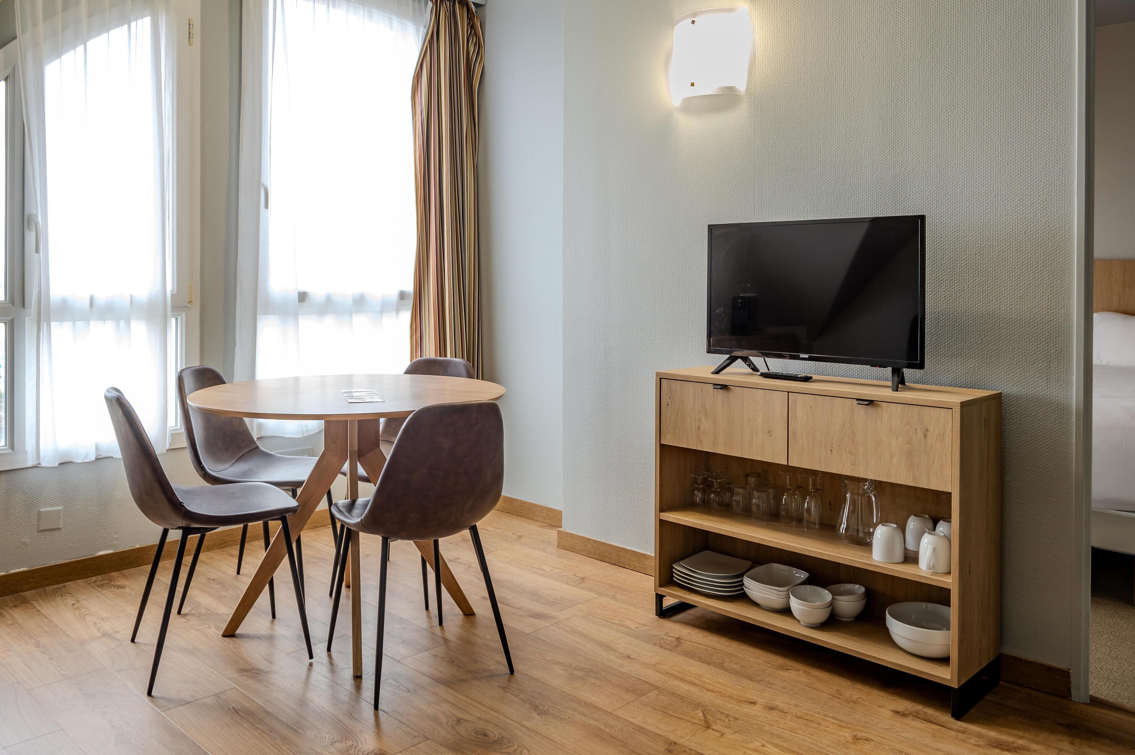 Phòng cách âm, bàn ủi/dụng cụ ủi quần áo 