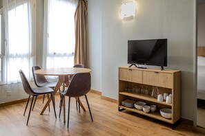 Insonorización, tabla de planchar con plancha y wifi gratis 