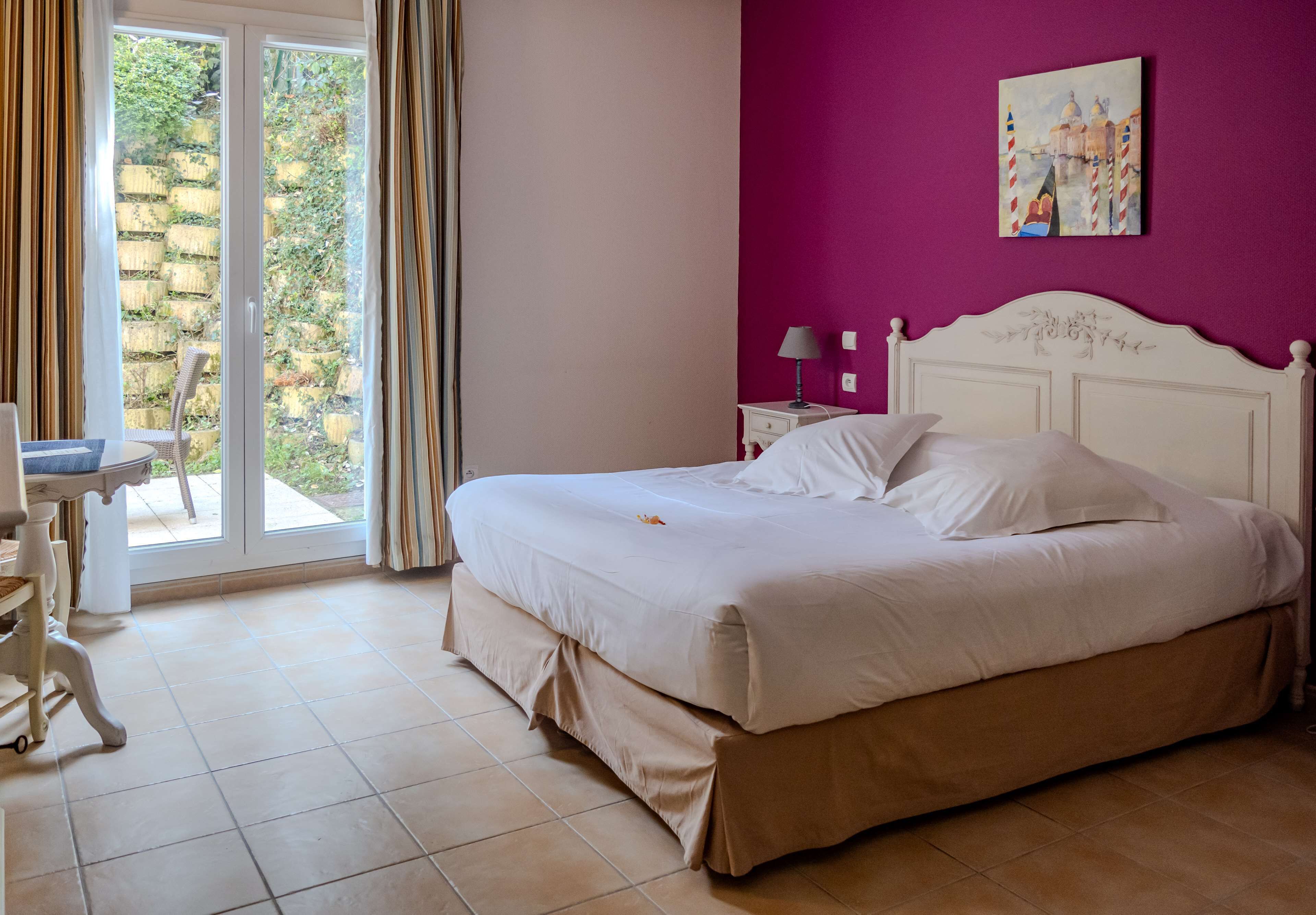 Geluiddichte muren, een strijkplank/strijkijzer, gratis wifi, beddengoed