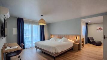 Deluxe Suite, 1 King Bed | Soundproofing, iron/ironing board, free WiFi, bed sheets