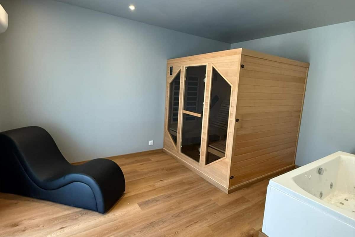 Deluxe Suite, 1 King Bed | Bathroom | Shower, eco-friendly toiletries, hair dryer, towels