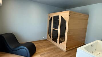 Deluxe suite, 1 kingsize bed | Badkamer | Een douche, milieuvriendelijk toiletgerief, een haardroger, handdoeken