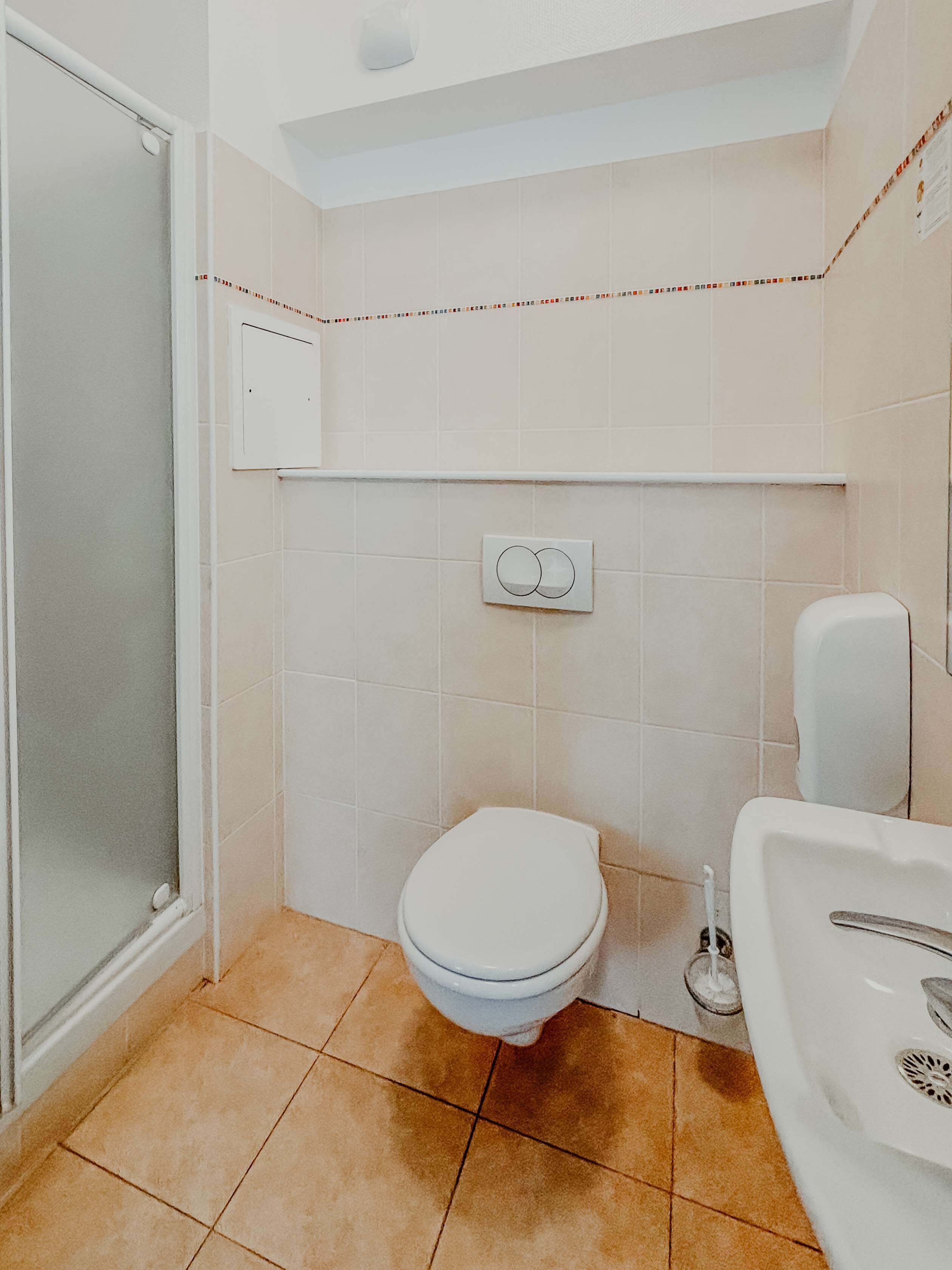 Sistema de insonorización, tabla de planchar con plancha y wifi gratis 