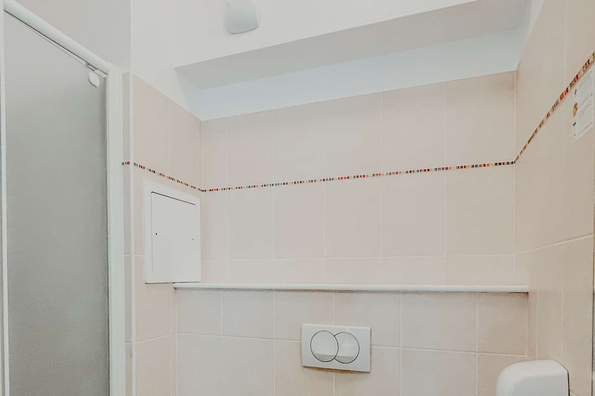 Standard Room | Soundproofing, iron/ironing board, free WiFi, bed sheets