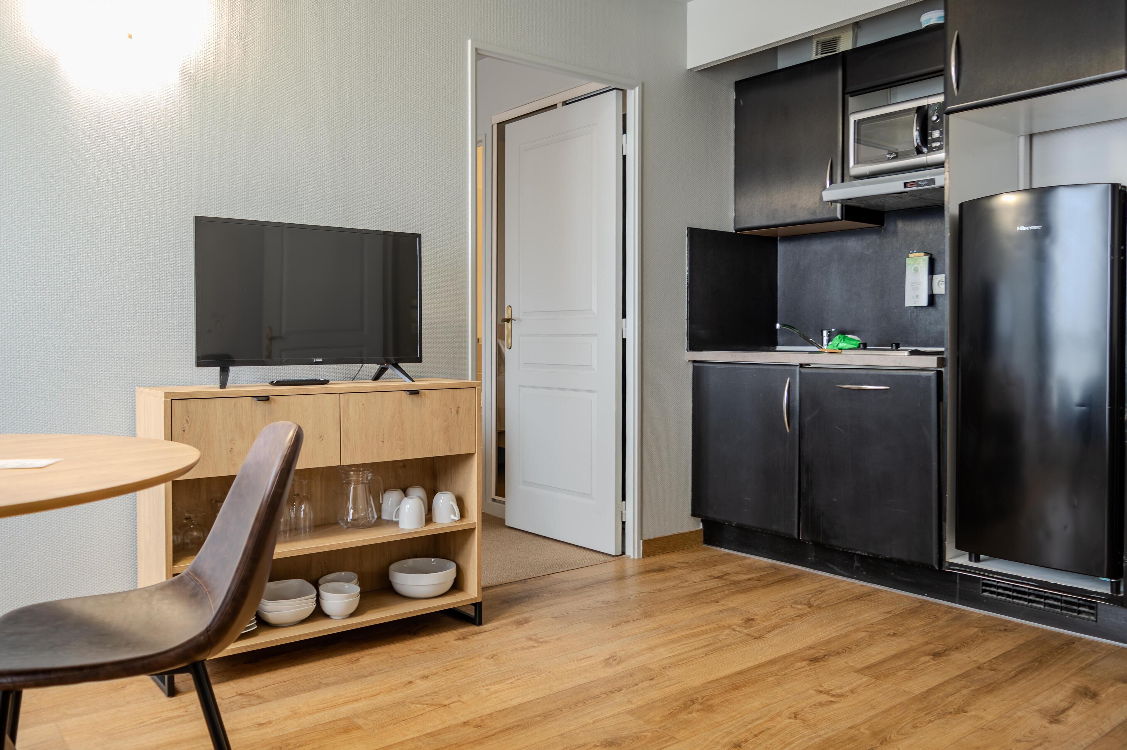 Room, 1 Katil Ratu (Queen) dengan Katil Sofa, Accessible | Kalis bunyi, seterika/papan seterika, Wi-fi percuma, cadar katil 