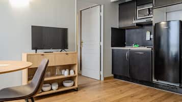 Room, 1 Katil Ratu (Queen) dengan Katil Sofa, Accessible | Kalis bunyi, seterika/papan seterika, Wi-fi percuma, cadar katil