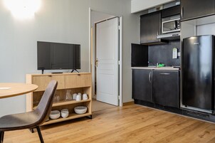 Habitación, 1 cama de matrimonio con sofá cama, accesible para personas con discapacidad | Sistema de insonorización, tabla de planchar con plancha, wifi gratis