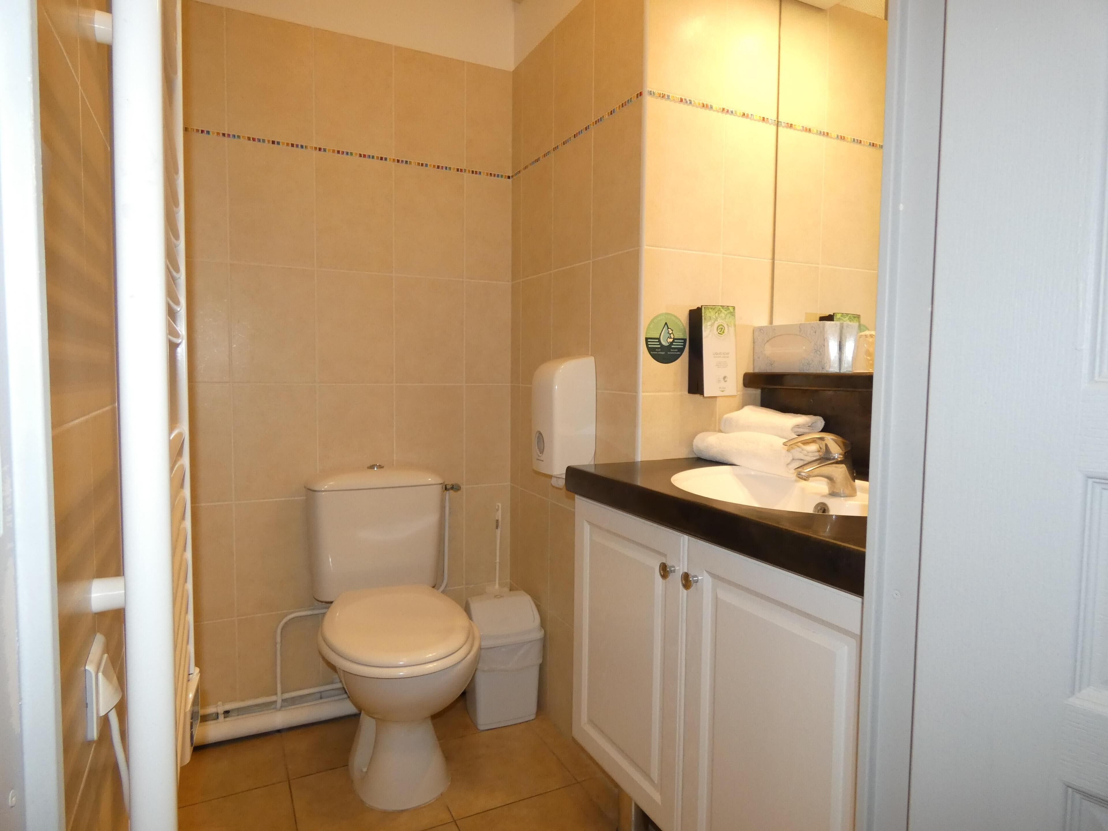 تجهيزات عازلة للصوت ومكواة/لوح كي وواي فاي مجانًا وملاءات أسرّة