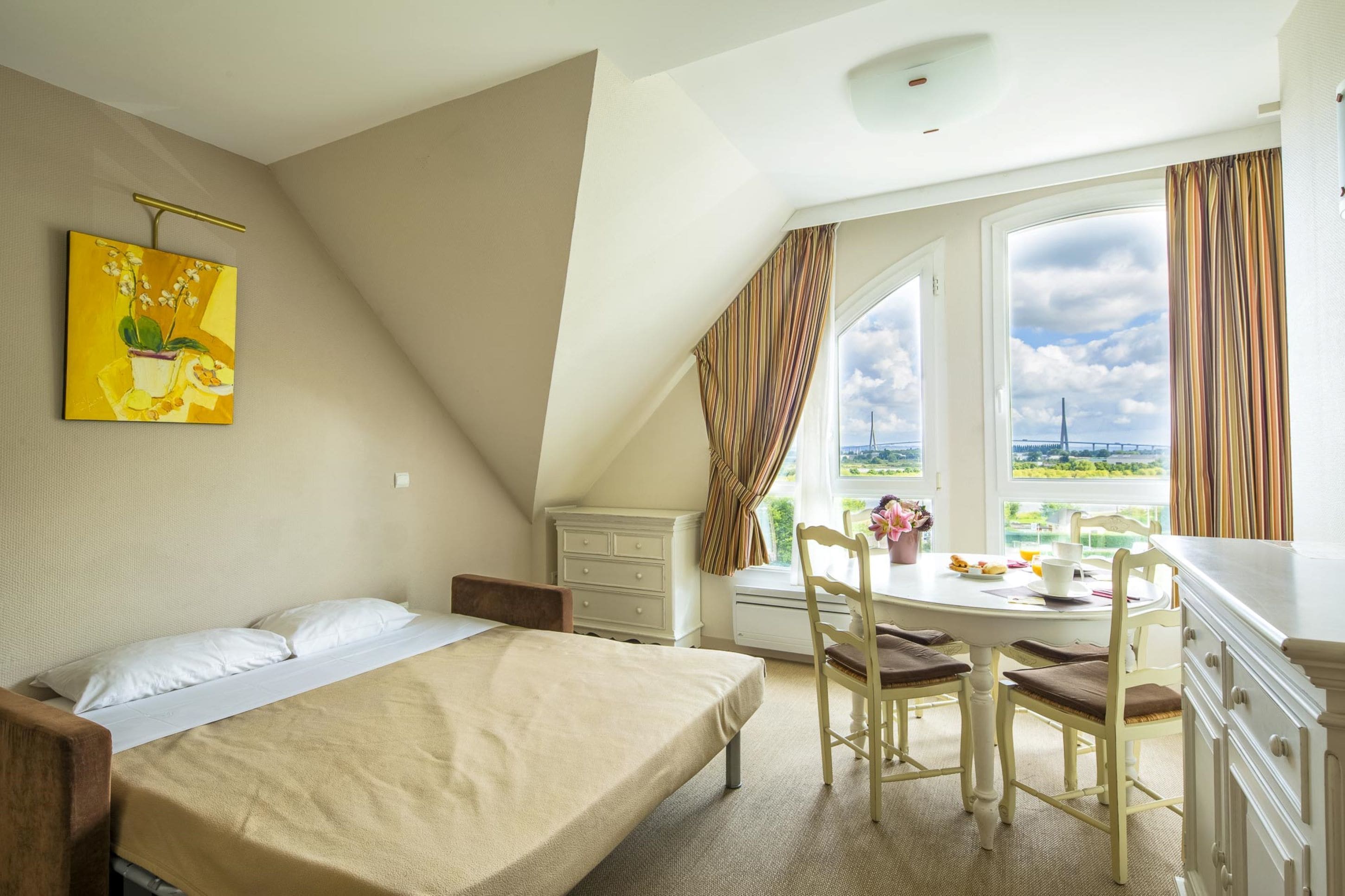 Sistema de insonorización, tabla de planchar con plancha y wifi gratis 