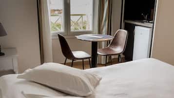 Superior studio, 1 queensize bed, balkon (Kitchenette) | Geluiddichte muren, een strijkplank/strijkijzer, gratis wifi, beddengoed