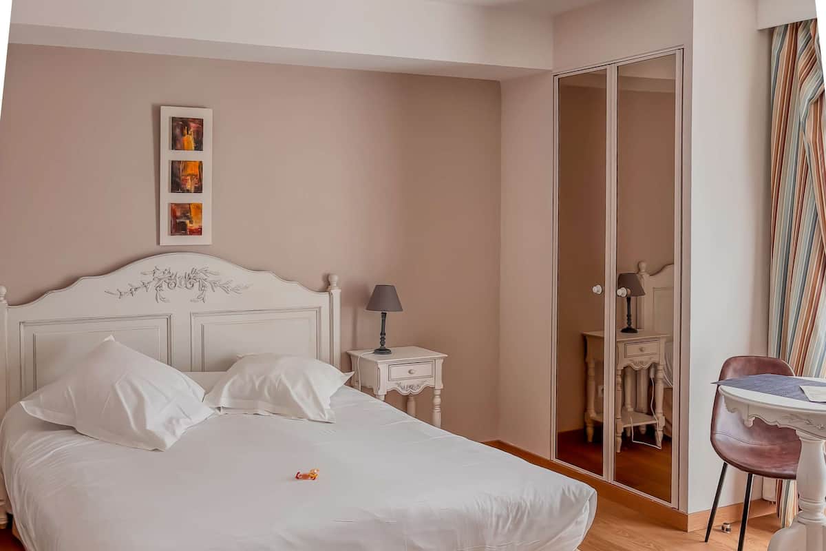 Deluxe Studio, 1 Queen Bed | Soundproofing, iron/ironing board, free WiFi, bed sheets