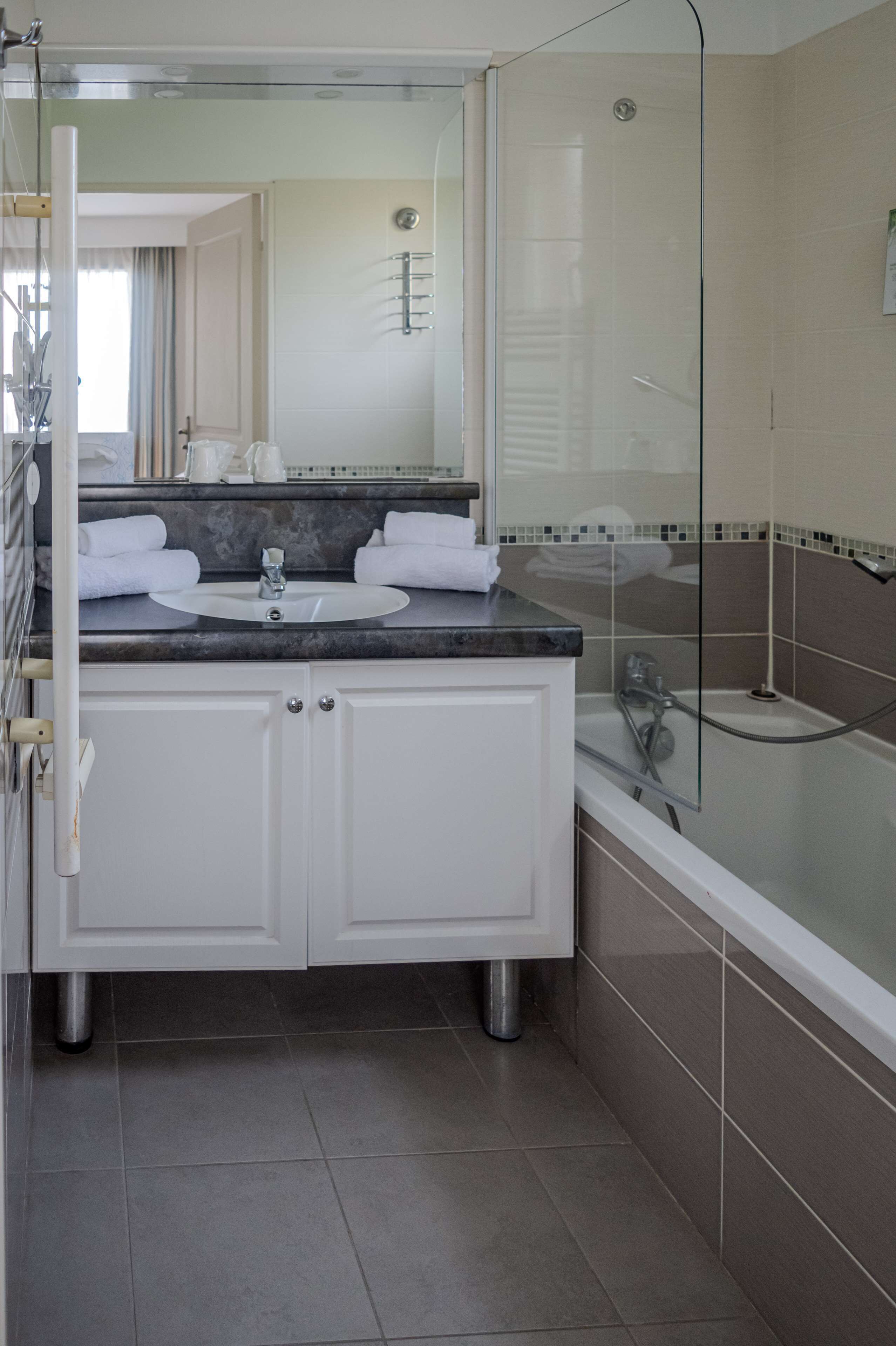 تجهيزات عازلة للصوت ومكواة/لوح كي وواي فاي مجانًا وملاءات أسرّة