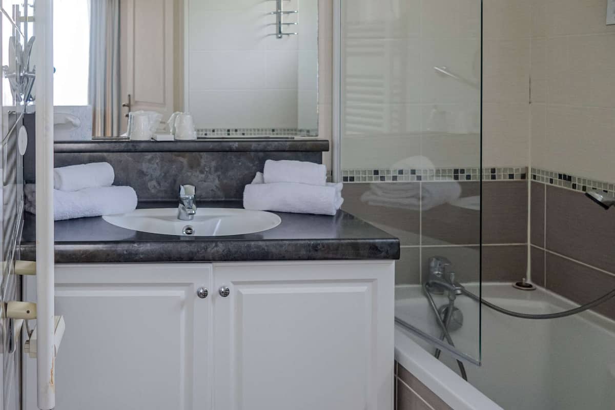 Deluxe Apartment, 1 Queen Bed with Sofa bed | Soundproofing, iron/ironing board, free WiFi, bed sheets