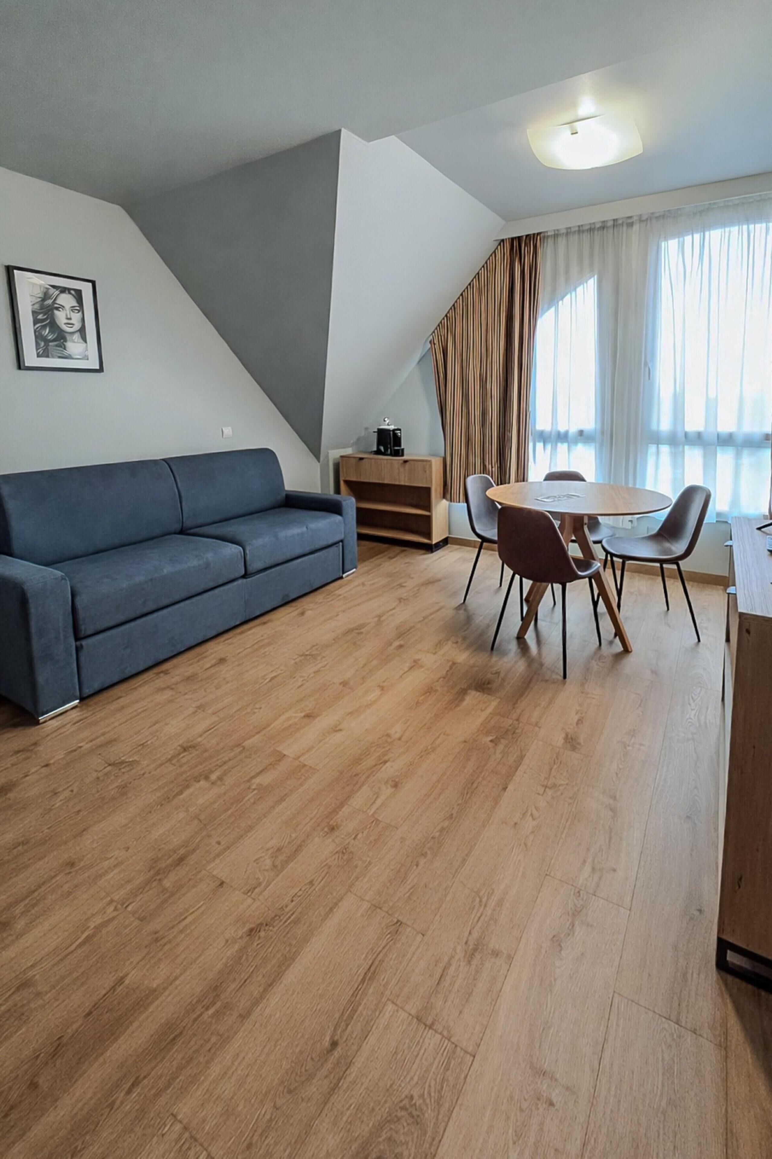 تجهيزات عازلة للصوت ومكواة/لوح كي وواي فاي مجانًا وملاءات أسرّة