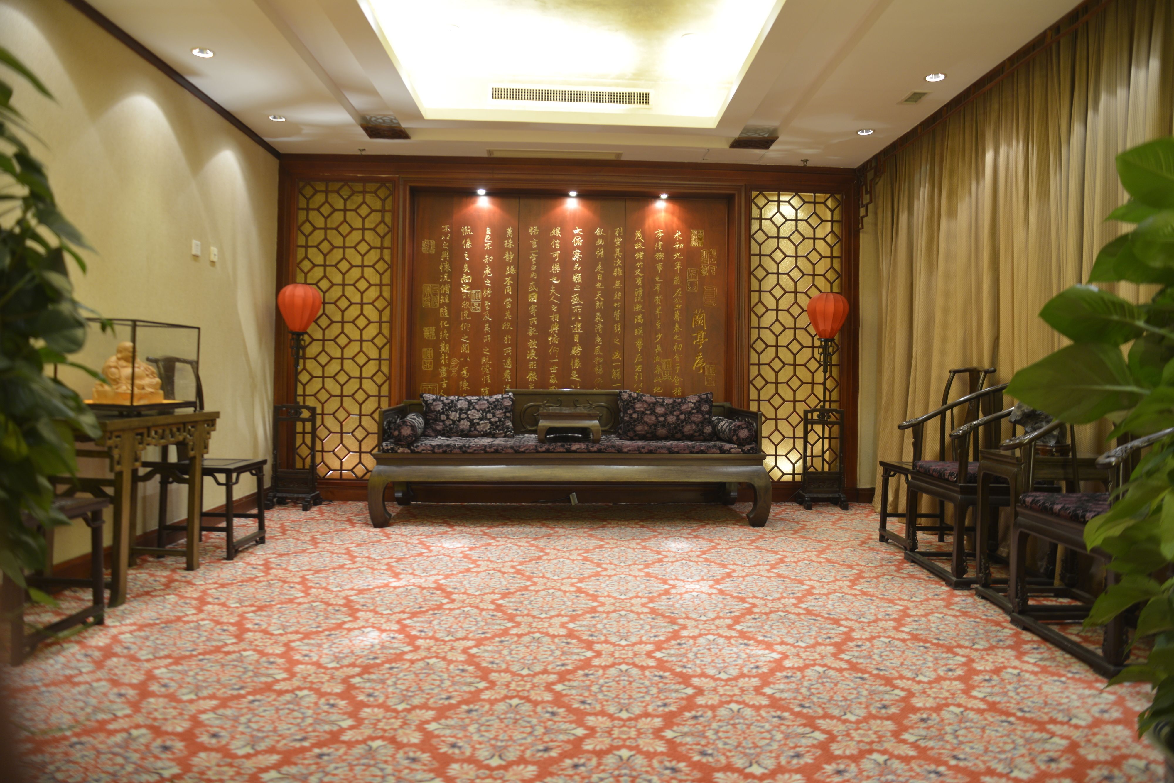 2 restaurants, breakfast, lunch served; local and international cuisine