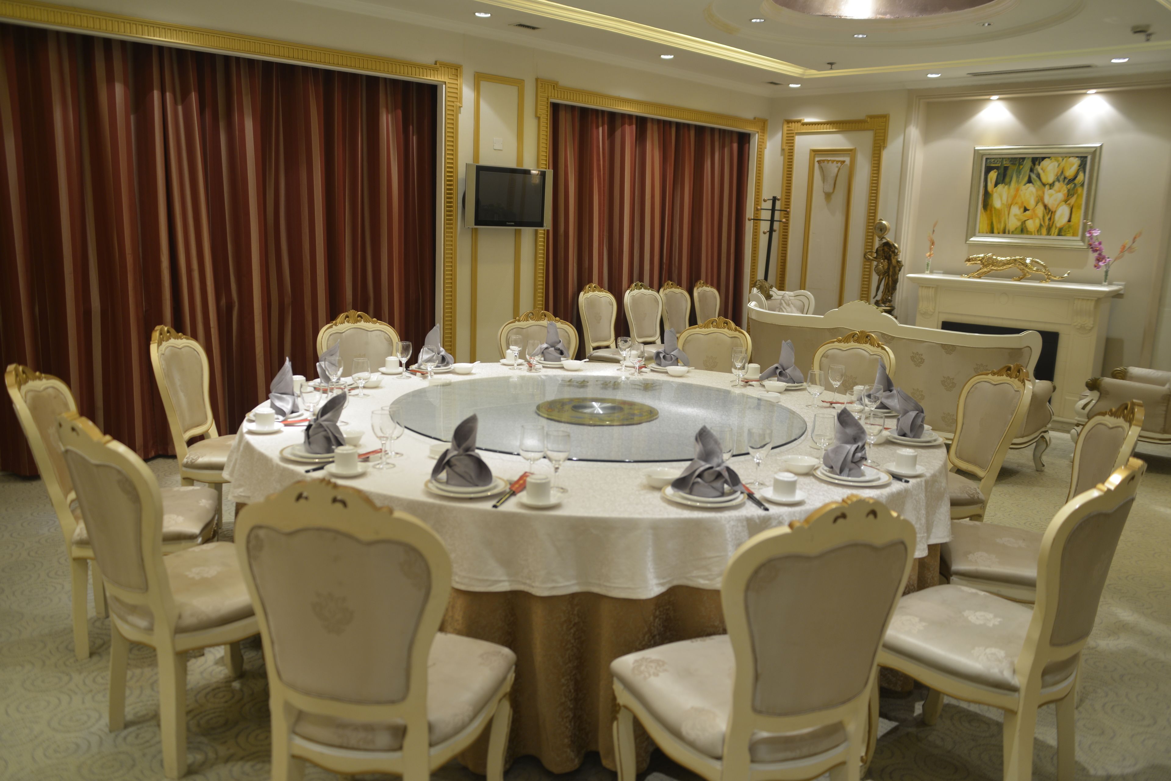 2 restaurants, breakfast, lunch served; local and international cuisine