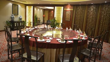2 restaurants, breakfast, lunch served; local and international cuisine