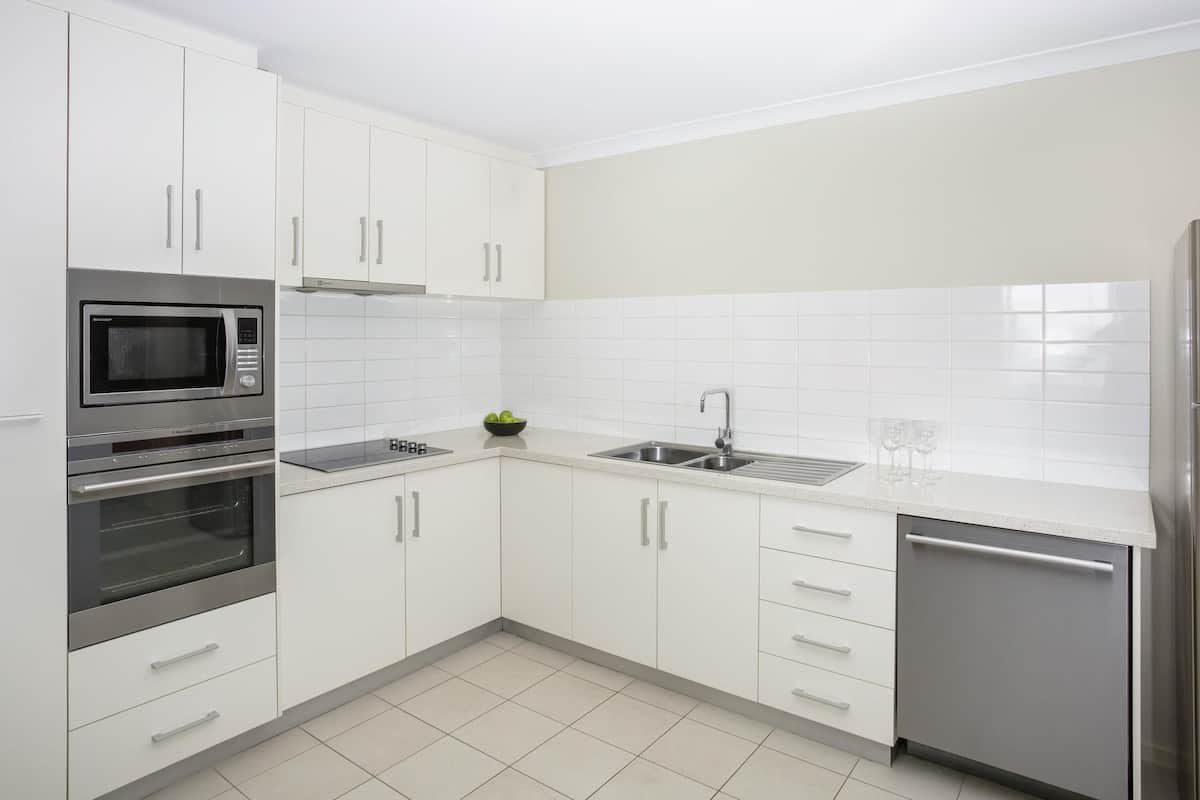 Minibar, caja de seguridad en la habitación y escritorio