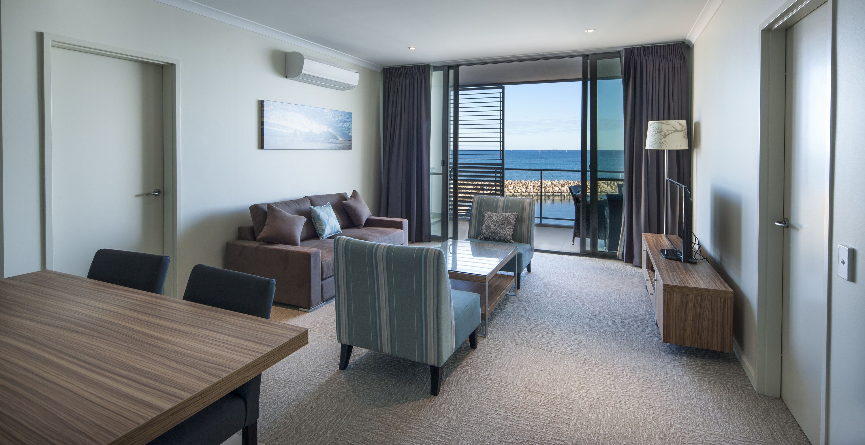 Una televisión de pantalla plana, un reproductor de DVD