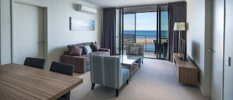 Flatskjerm-TV og DVD-spiller